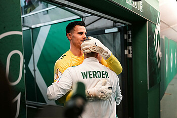 null Zetterer umarmt einen Mitspieler.