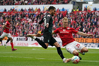 null Leonardo Bittencourt bei einer Flanke