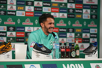 Bittencourt in der Mixed Zone an einem Mikrofon.