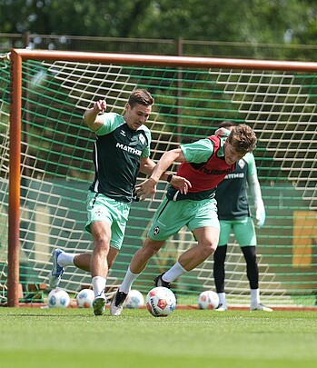 Max Wöber im Zweikampf mit Jens Stage