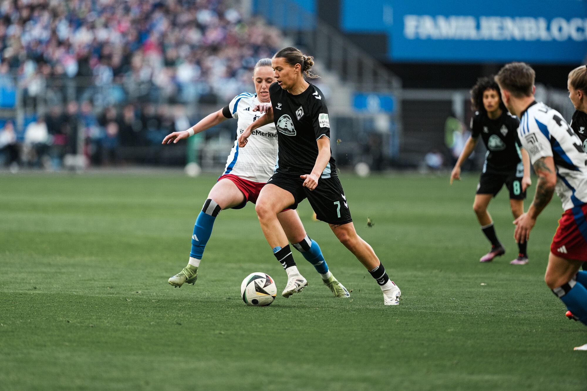 Larissa Mühlhaus mit Ball am Fuß im Volksparkstadion.