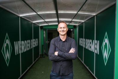 Lars Unger steht mit verschränkten Armen im Spielertunnel im Weserstadion.