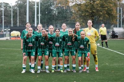 Die U17-Juniorinnen stehen für ein Gruppenfoto vor Anpfiff zusammen.
