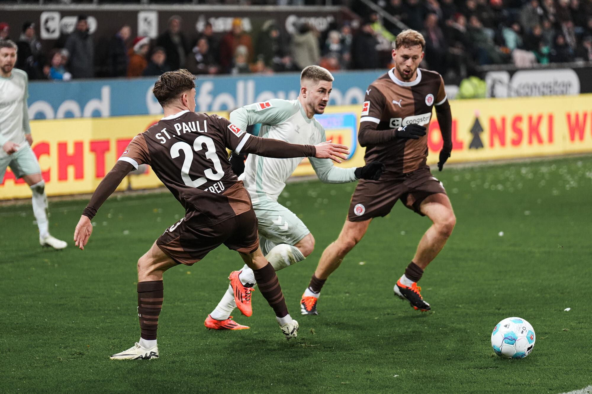 Romano Schmid mit Ball am Fuß gegen zwei St. Paulianer.