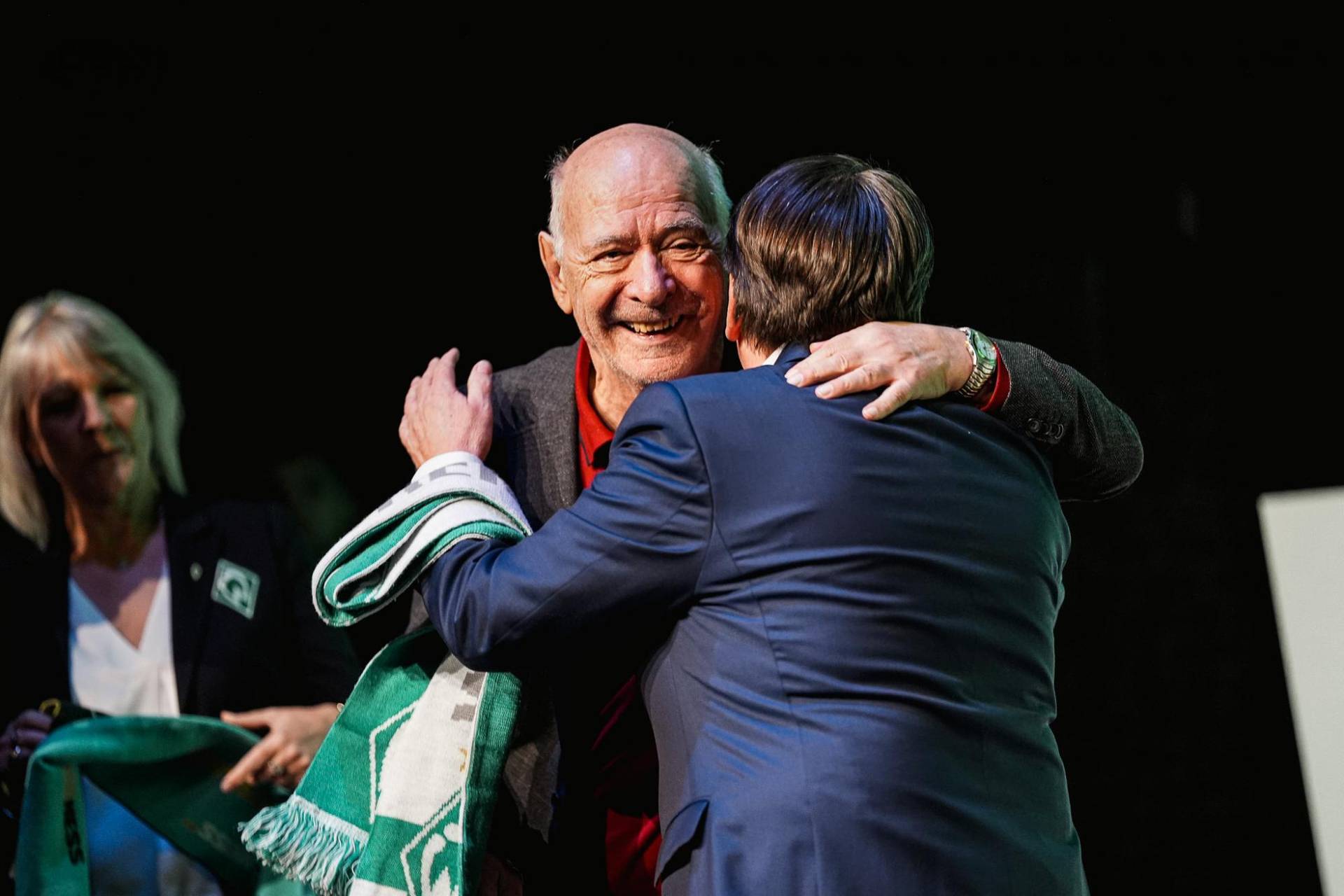 Hess-Grunewald umarmt Klaus-Dieter Fischer bei seiner Ehrung.