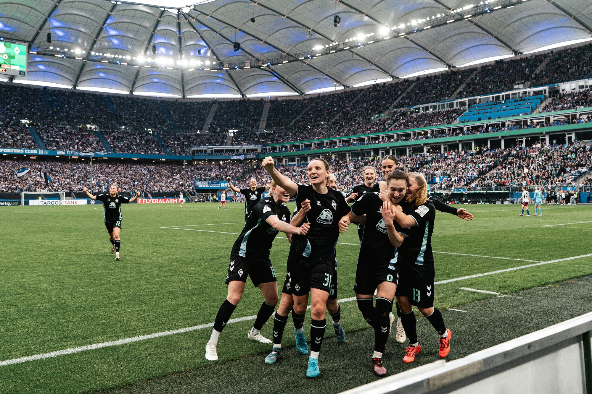 Die Spielerinnen jubeln im Volksparkstadion vor der Gästekurve.