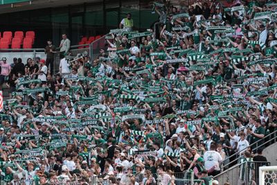 Die Fans im Werder-Auswärtsblock strecken ihre grün-weißen Schals in die Luft