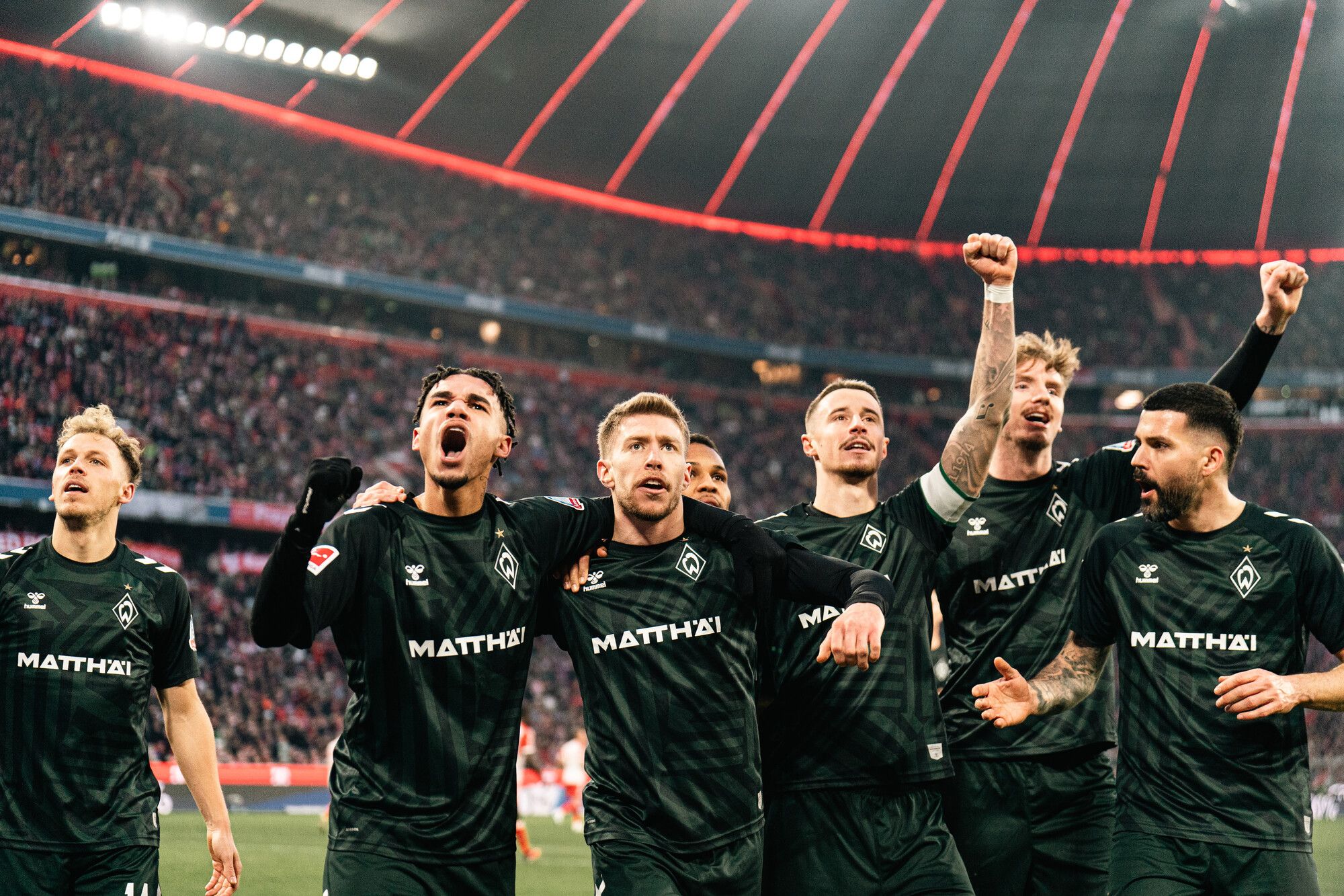 Mitchell Weiser und die Mannschaft jubeln nach dem Siegtor in München.