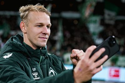 Grüll macht ein Selfie vor der Ostkurve