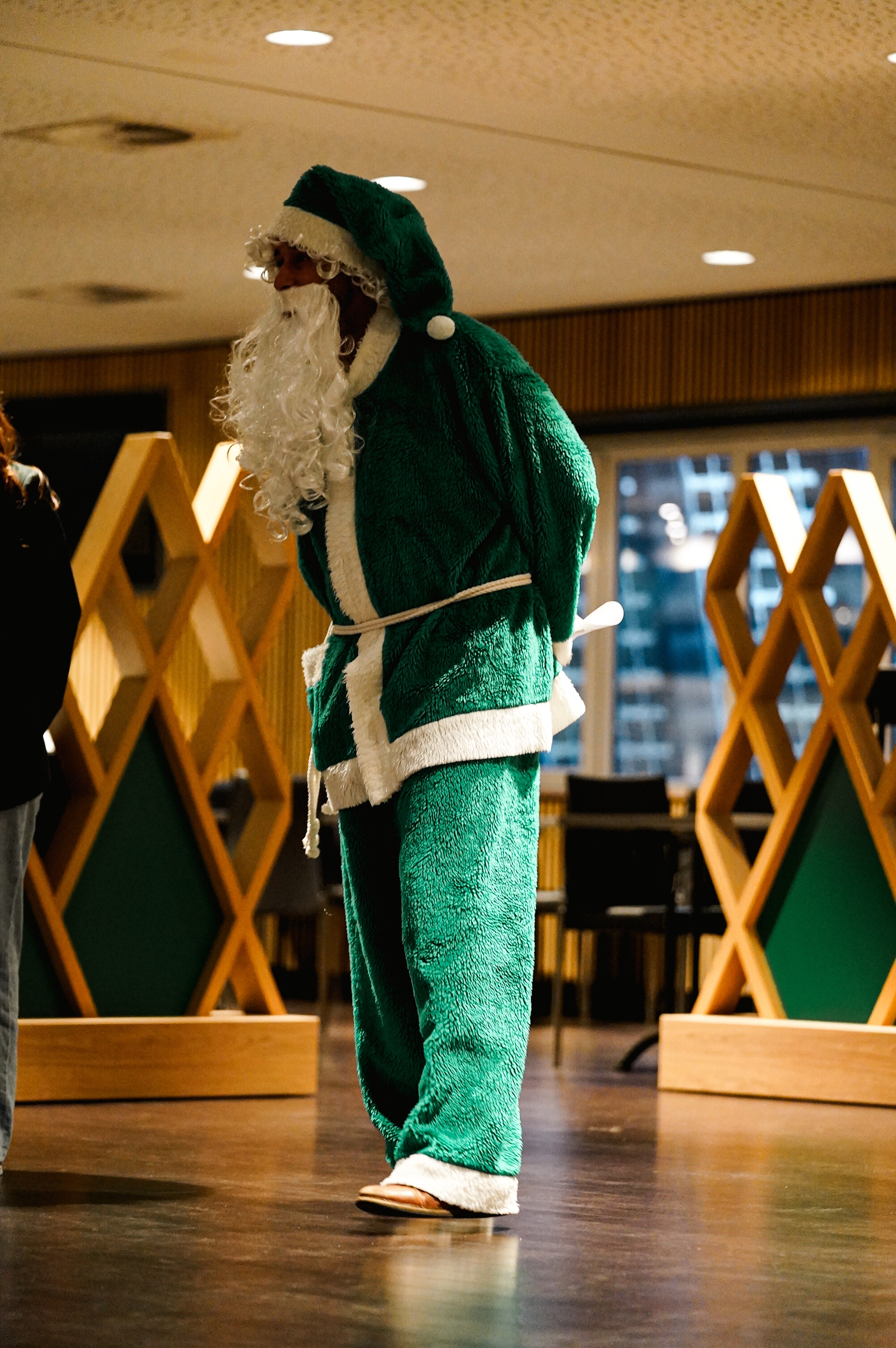 Der grün-weiße Weihnachtsmann besucht die Weihnachtsfeier von 60plus.