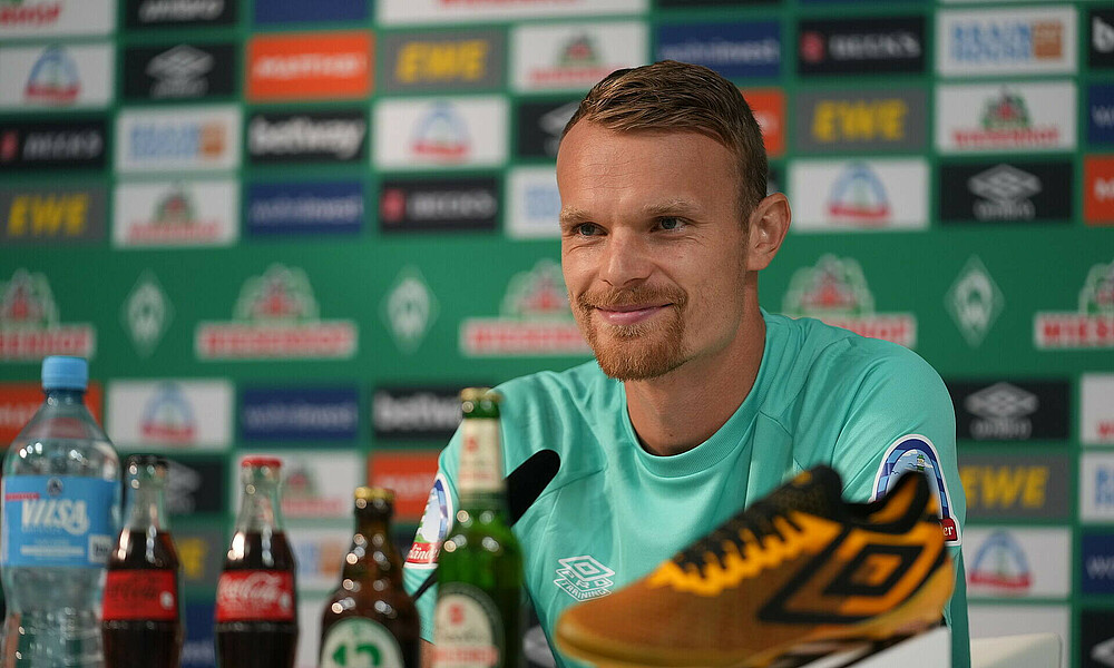 null Christian Groß lächelt bei der Medienrunde.