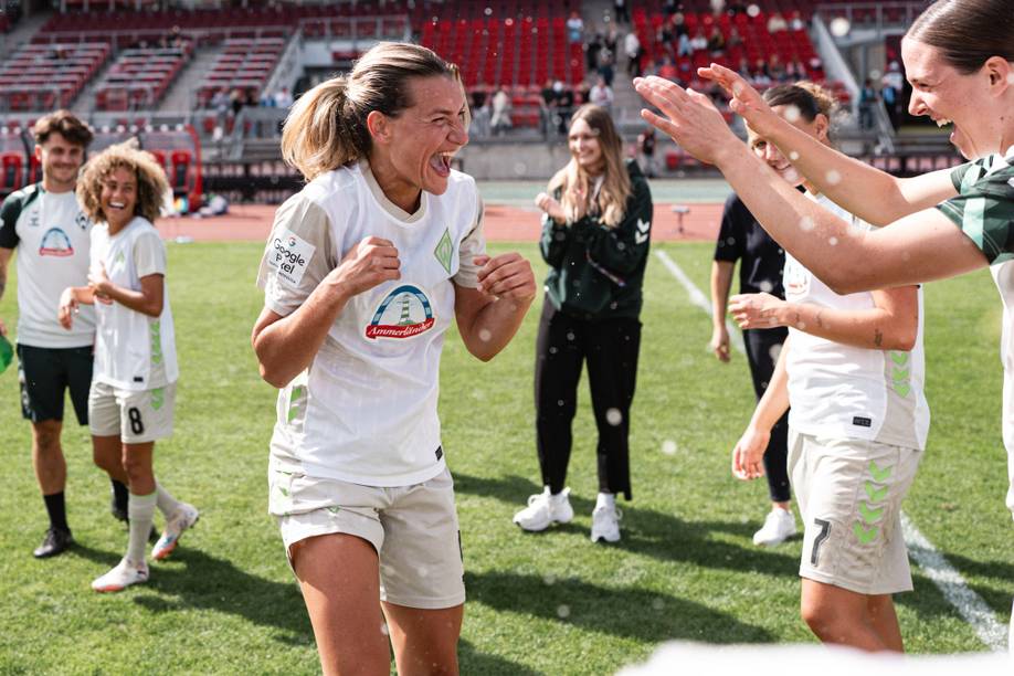 Medina Dešić jubelt nach dem Spiel in Nürnberg auf dem Platz.