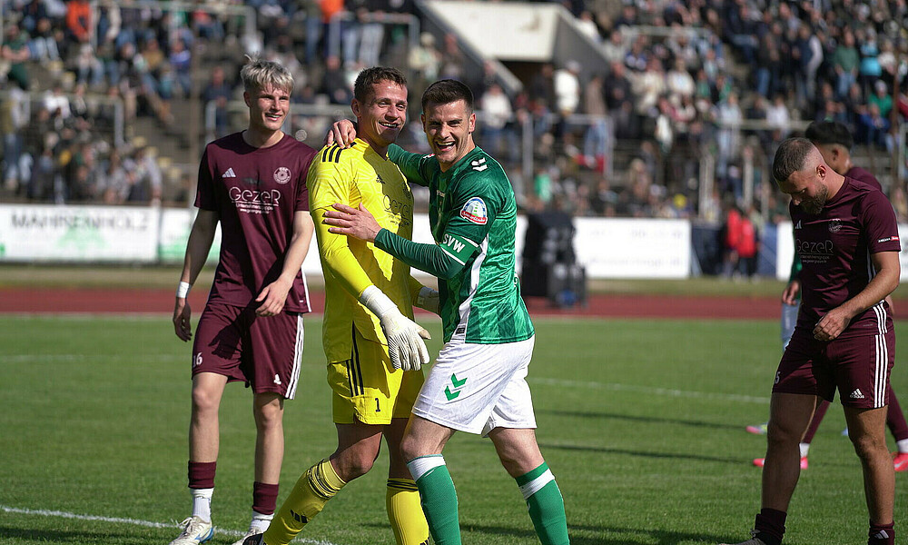 null Zetterer und Wiedenroth umarmen sich lächelnd.