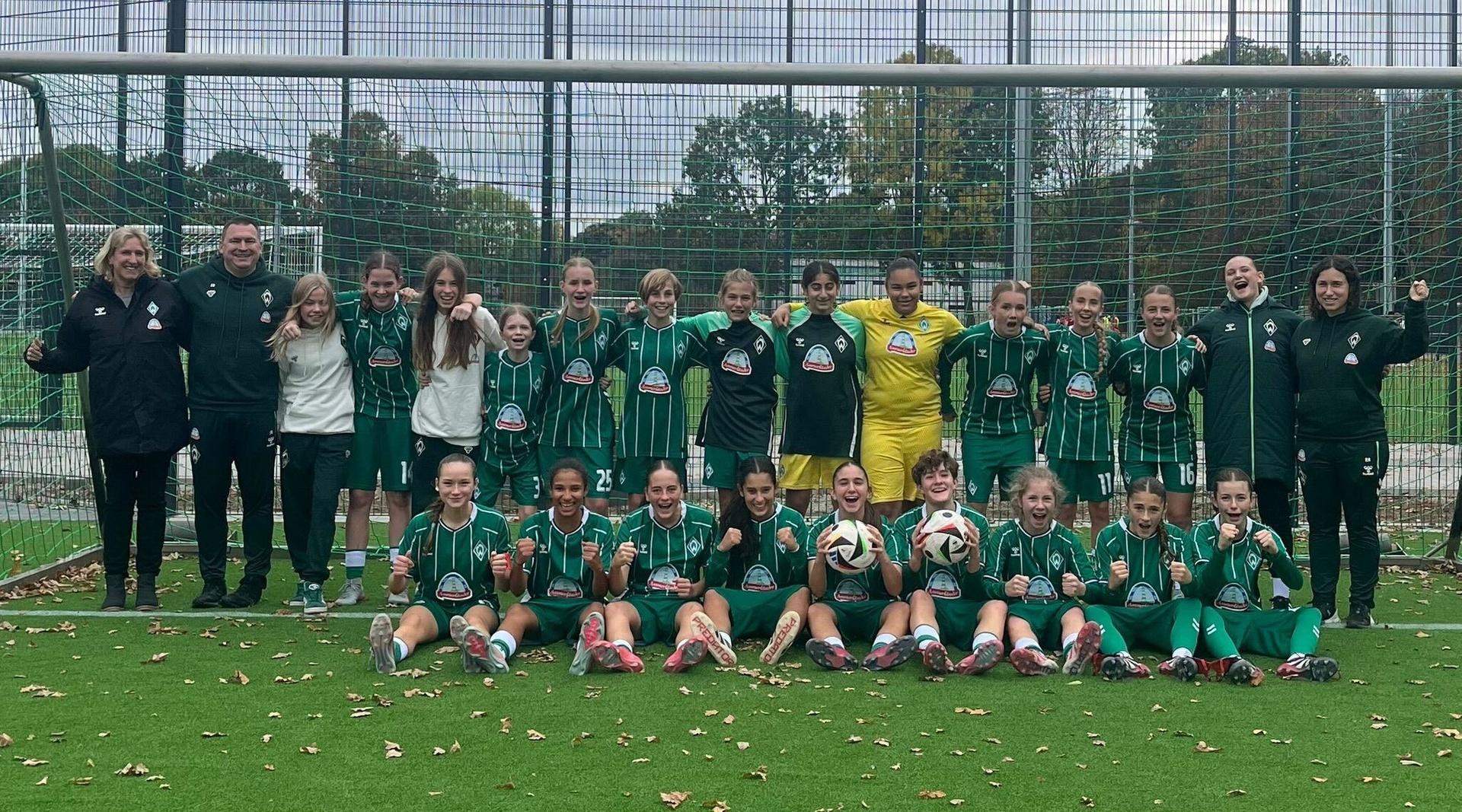 Teamfoto der U15-Juniorinnen auf der Torlinie