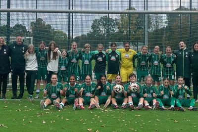 Teamfoto der U15-Juniorinnen auf der Torlinie