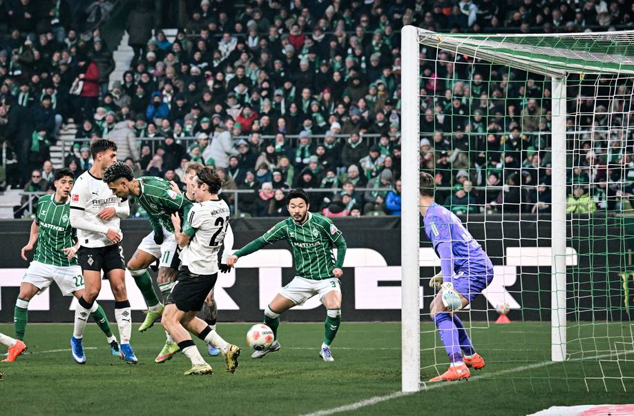 Sugawara richtet die Augen auf den vor ihm springenden Ball.