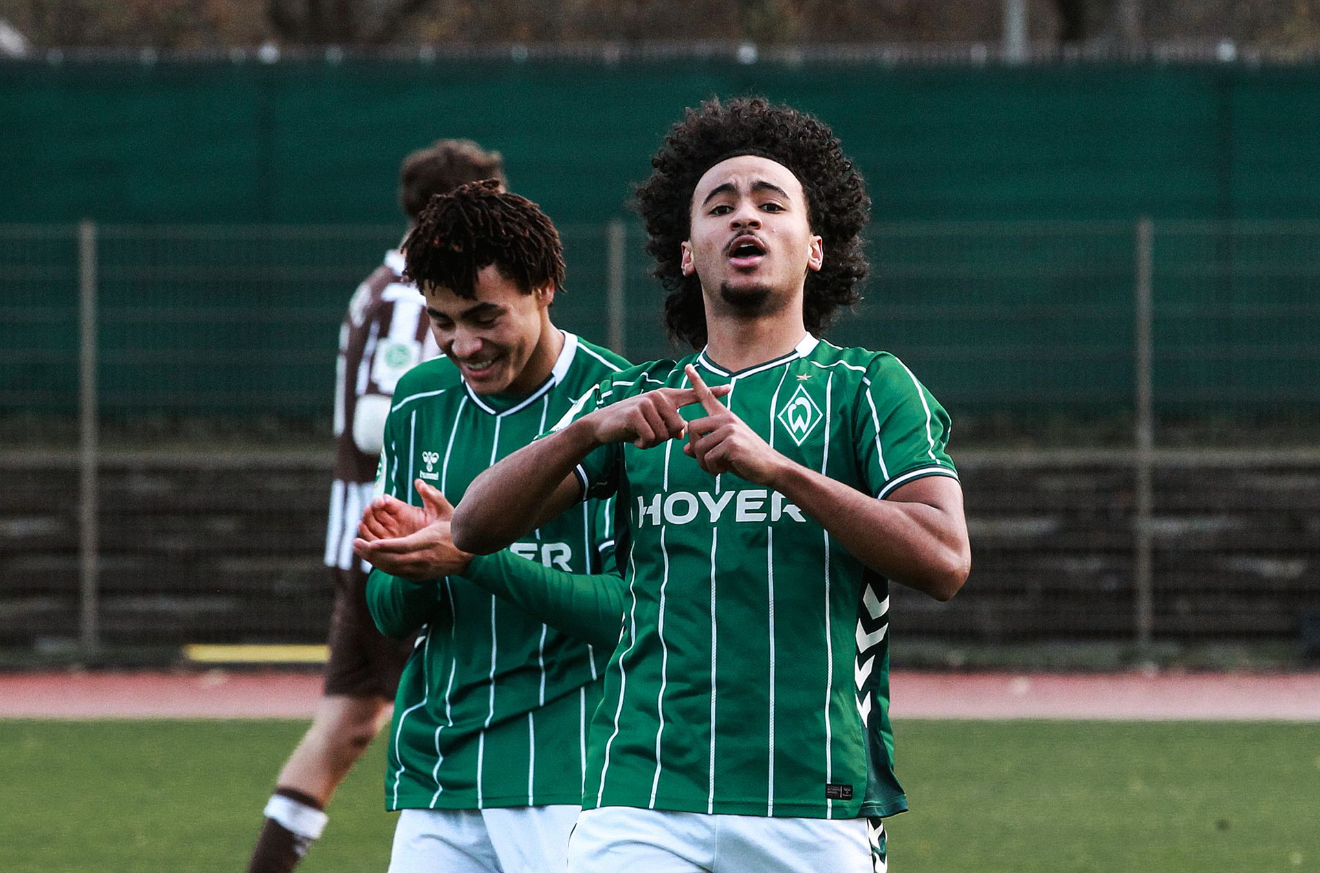 Mario Mbassi bejubelt einen Treffer.