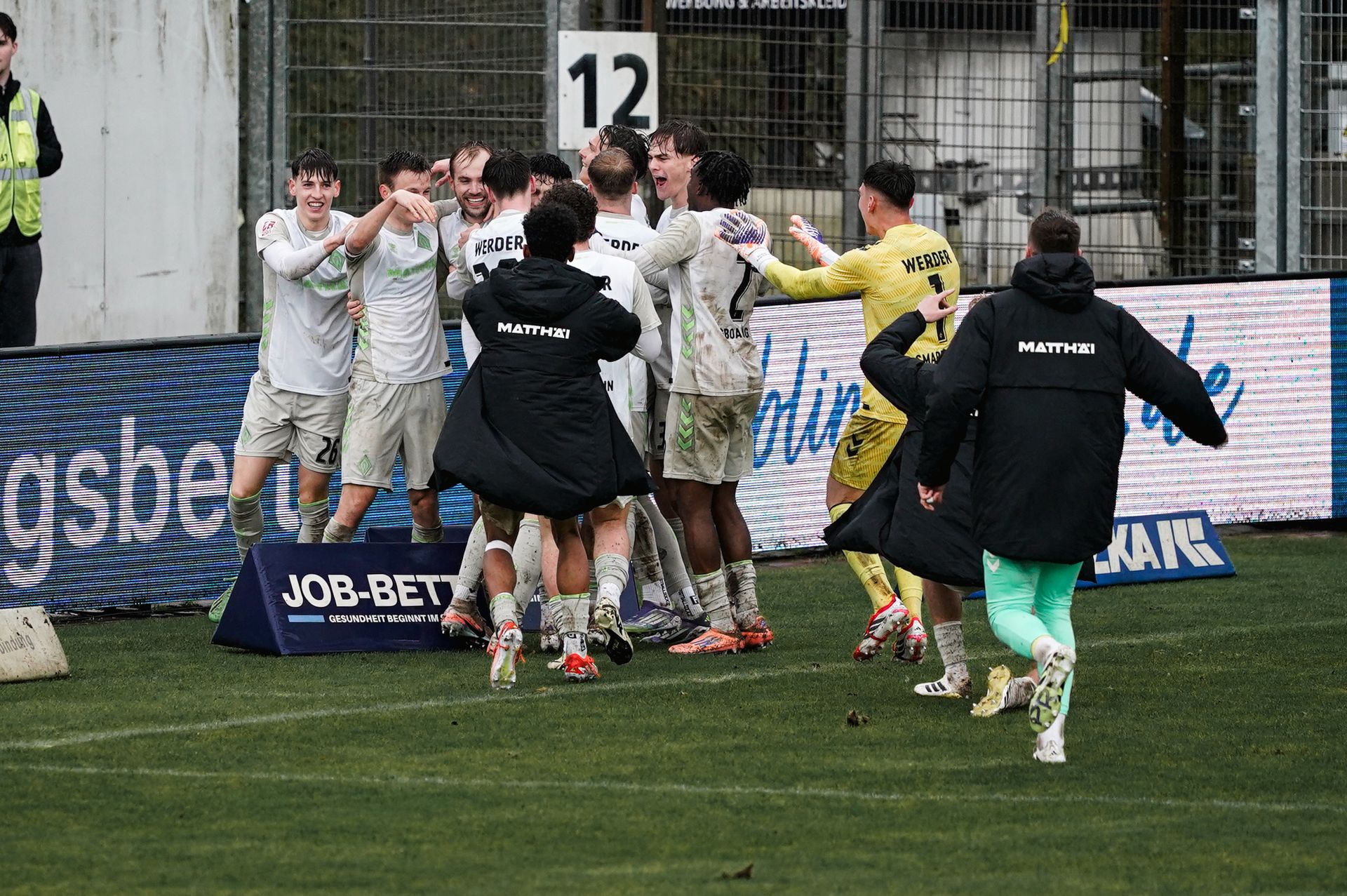 Die U23 steht in einer Jubeltraube