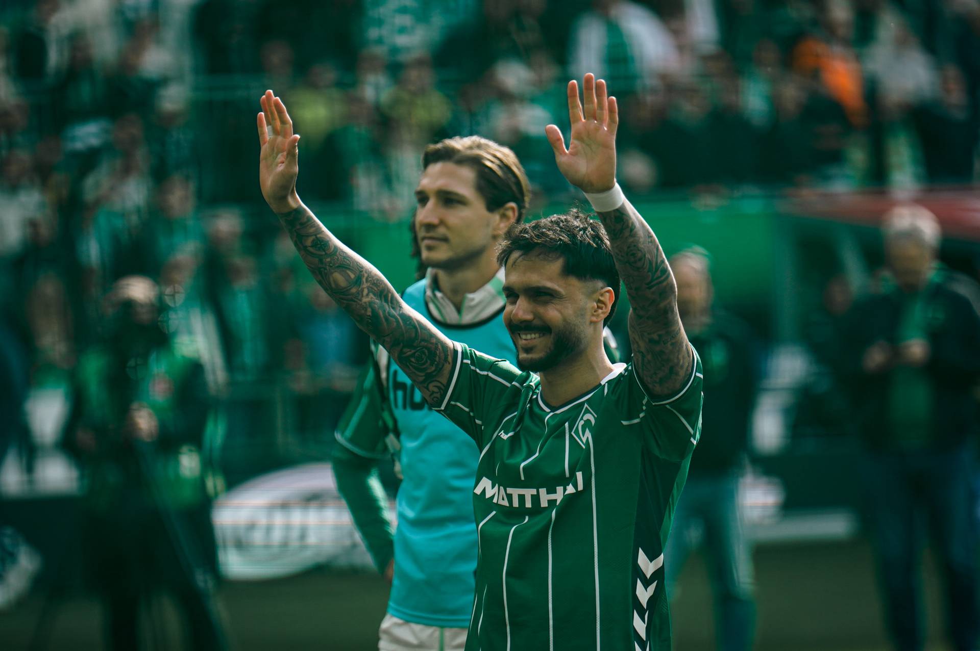Leonardo Bittencourt winkt in Richtung der Werder-Fans.