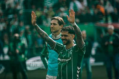 Leonardo Bittencourt winkt in Richtung der Werder-Fans.
