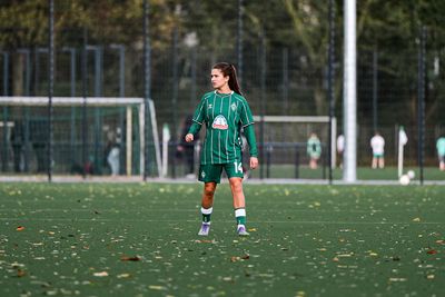 Melina Kunkel steht auf dem Platz im grünen Heimtrikot und schaut zur Seite.