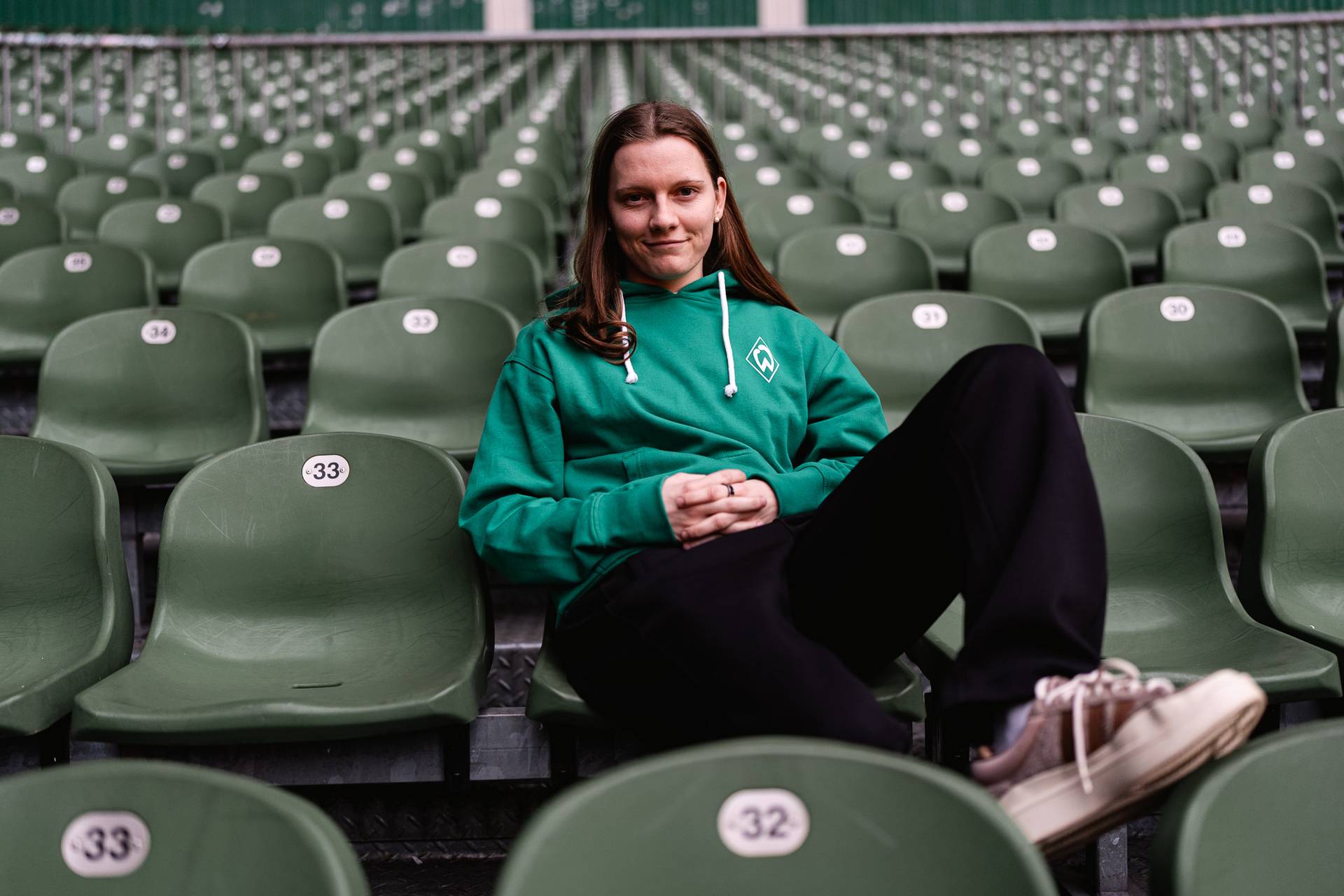 Sarah Ernst sitzt auf den Zuschauerplätzen im Weserstadion.