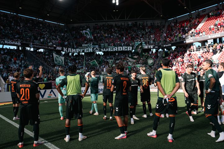 Die Mannschaft steht enttäuscht vor der Gäste-Kurve.
