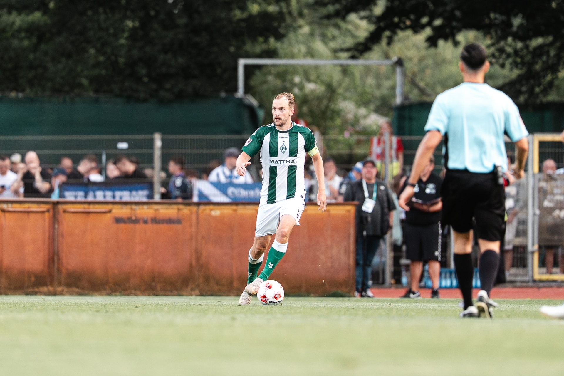 Cimo Röcker läuft mit dem Ball am Fuß.