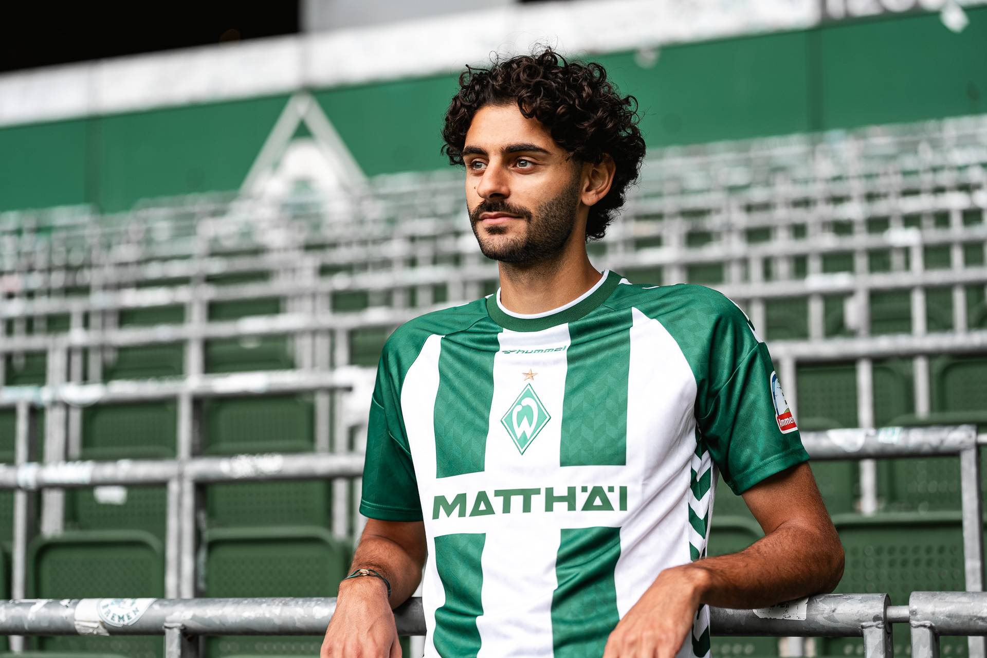 Eren Dinkci lehnt an einem Wellenbrecher im Stadion.