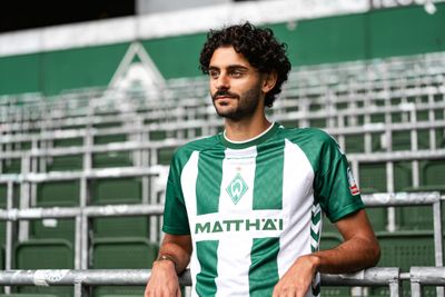 Eren Dinkci lehnt an einem Wellenbrecher im Stadion.