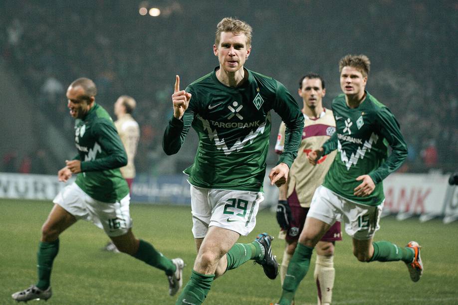 Per Mertesacker jubelt nach einem Tor von Werder.