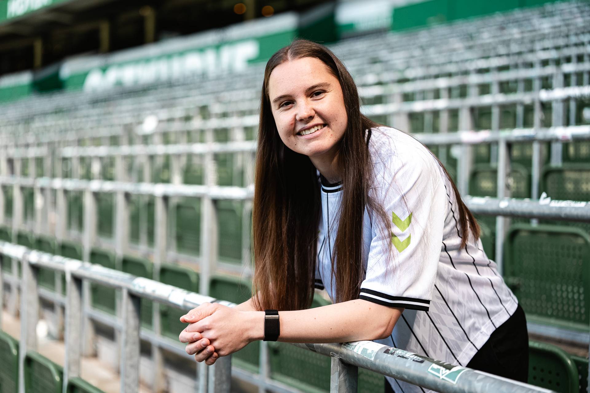 Lilli Purtscheller lehnt über einer Brüstung in der Ostkurve.