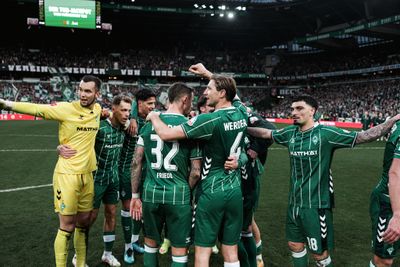 Die Spieler jubeln nach dem Abpfiff gegen den 1. FC Heidenheim gemeinsam im Kreis.