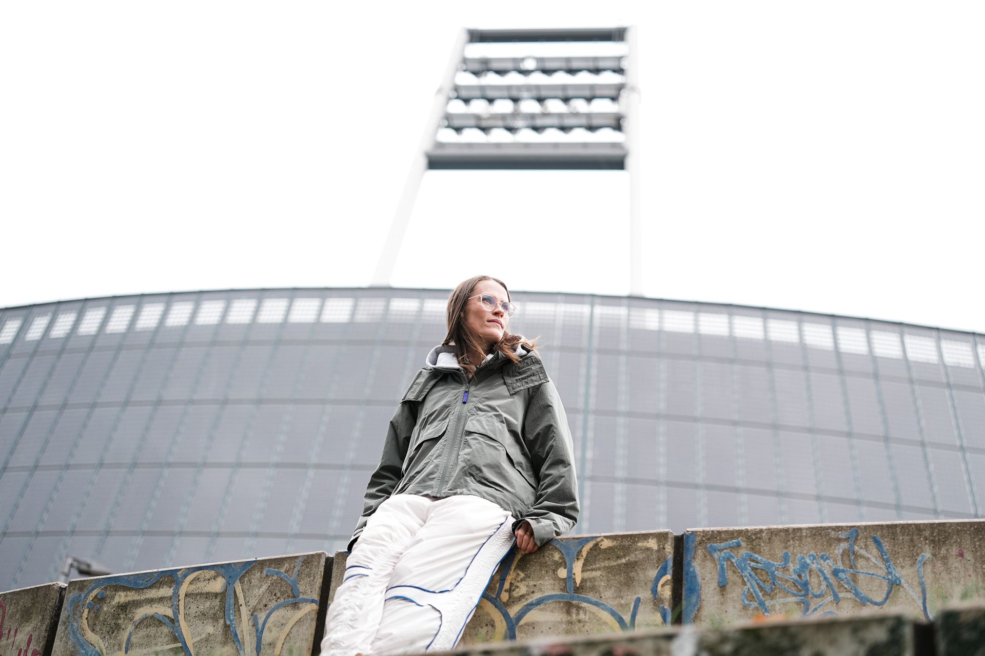 Reena Wichmann sitzt auf einer Mauer vor dem Weserstadion.
