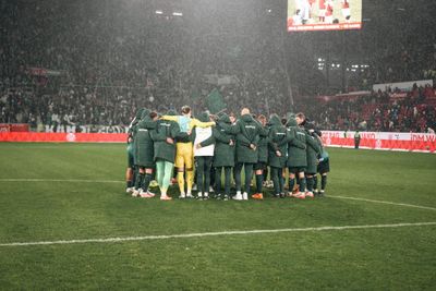 Die Mannschaft steht im Kreis nach Abpfiff.