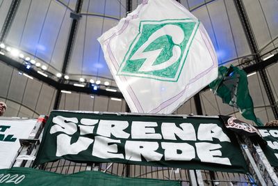 Die Werder-Fahne weht im Volksparkstadion, darunter ein Banner vom Fanclub von Sirena Verde.