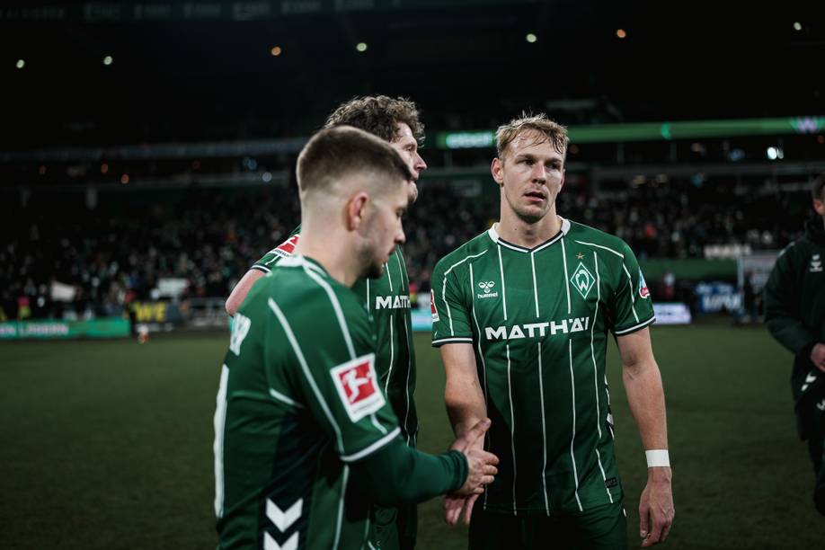 Romano Schmid und Marco Grüll klatschen nach Abpfiff miteinander ab, beide sehen sehr enttäuscht aus.