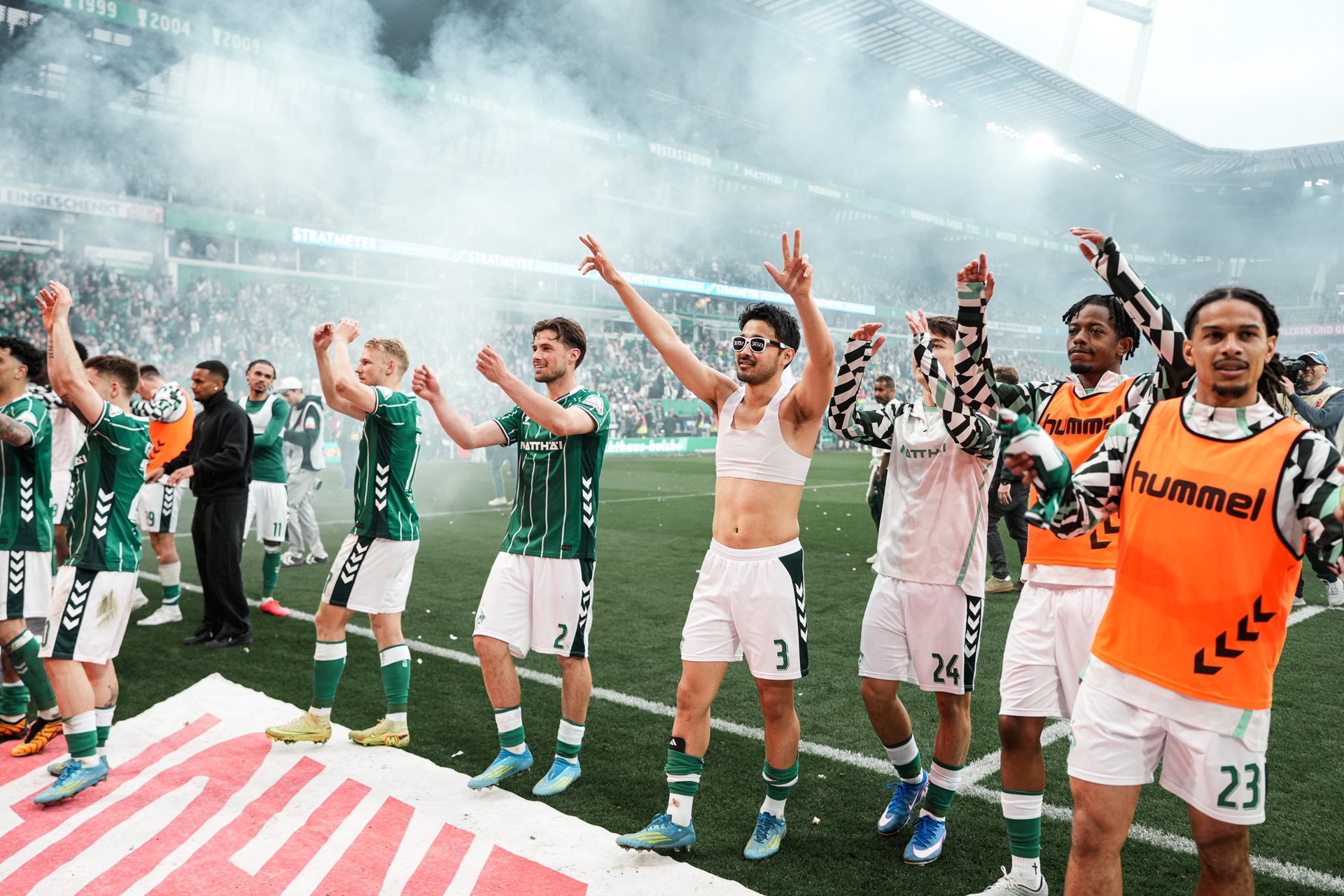 Die Spieler feiern mit den Fans den Derbysieg.