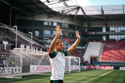 Niclas Füllkrug winkt den Werder-Fans.