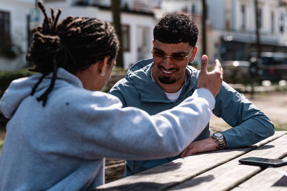 Schmidt und Puertas schlagen zusammen ein. Puertas trägt eine Sonnenbrille