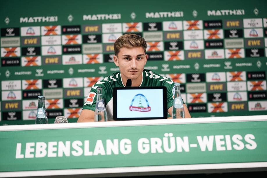 Chuki auf einem PK-Podium.