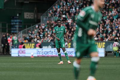 Karim Coulibaly steht auf dem Platz im Werder-Trikot.