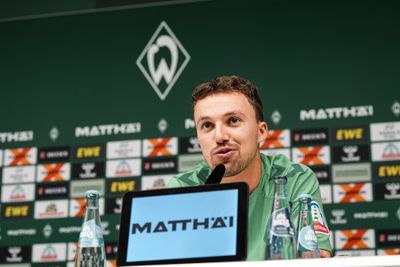 Youri Regeer sitzt in der Mixed Zone am Mikrofon.
