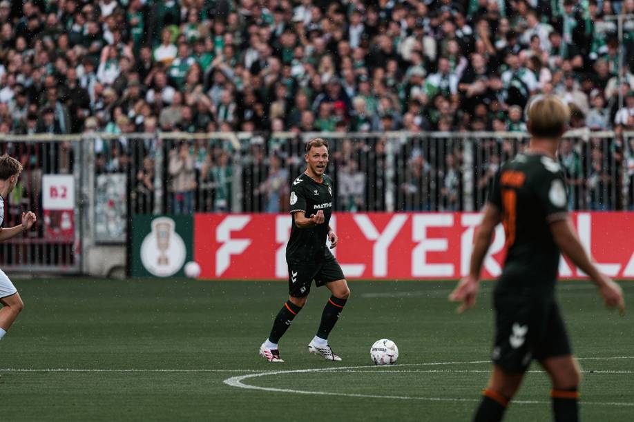 Senne Lynen im Pokalspiel gegen den Lüneburger SK Hansa mit dem Ball am Fuß.