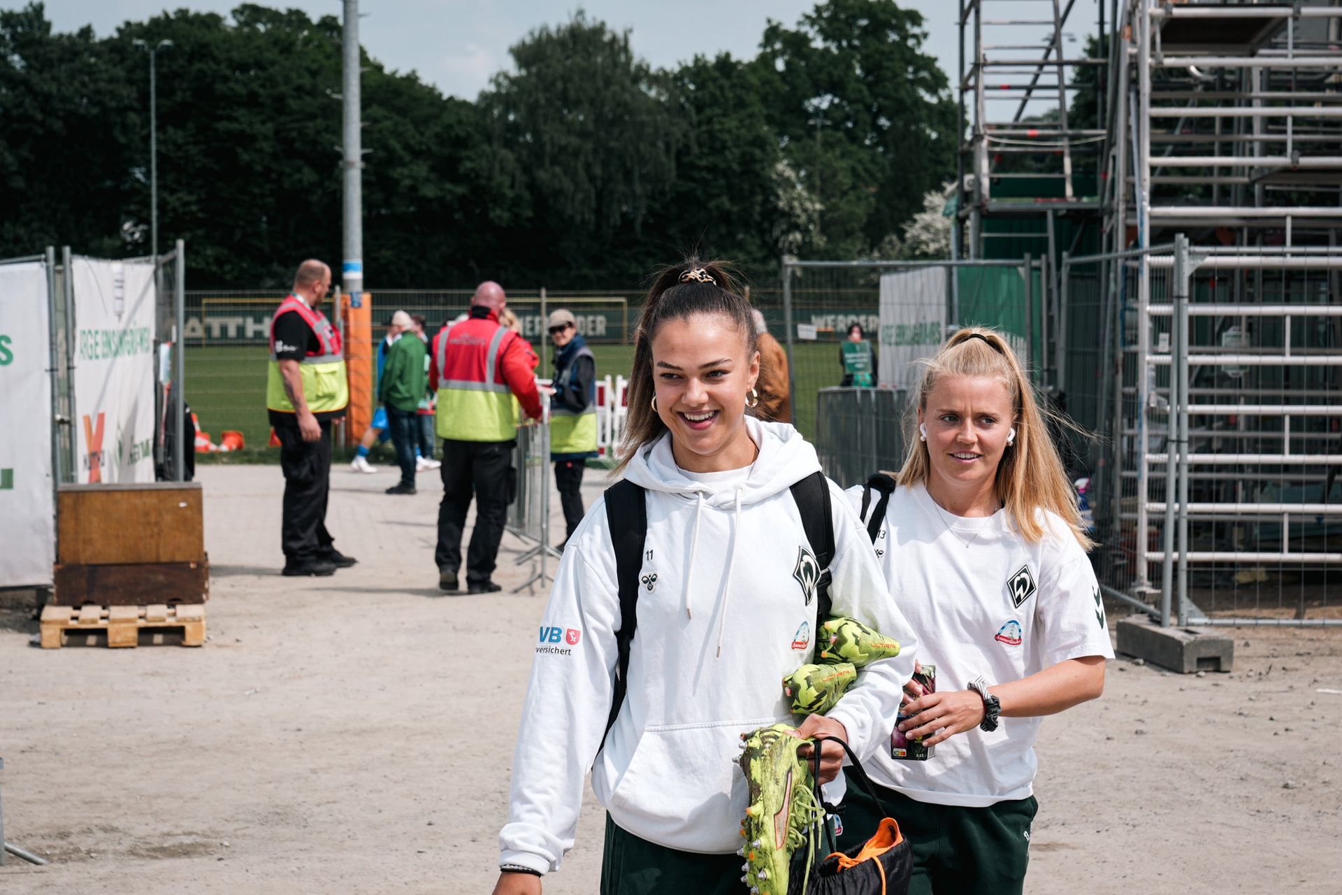 Maja Sternad und Ricarda Walkling bei der Ankunft am Stadion.