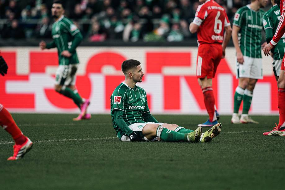 Romano Schmid sitzt auf dem Boden und ärgert sich.