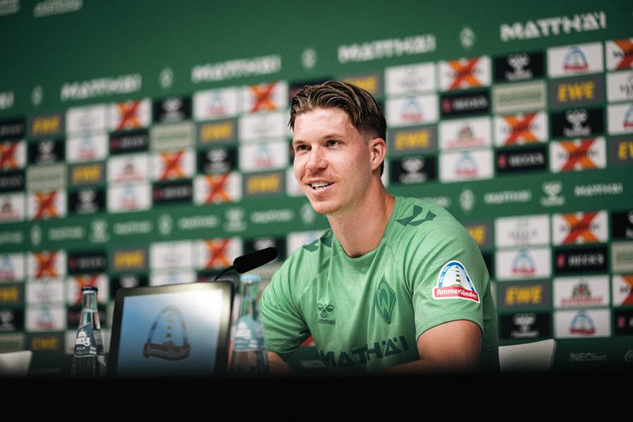 Cedric Itten sitzt auf dem PK-Podium.