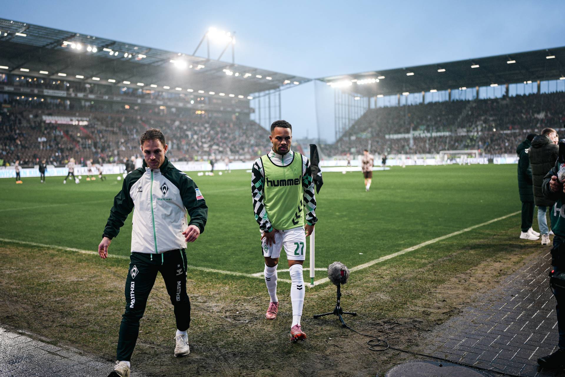 Felix Agu geht während des Aufwärmens vorzeitig in die Kabine.