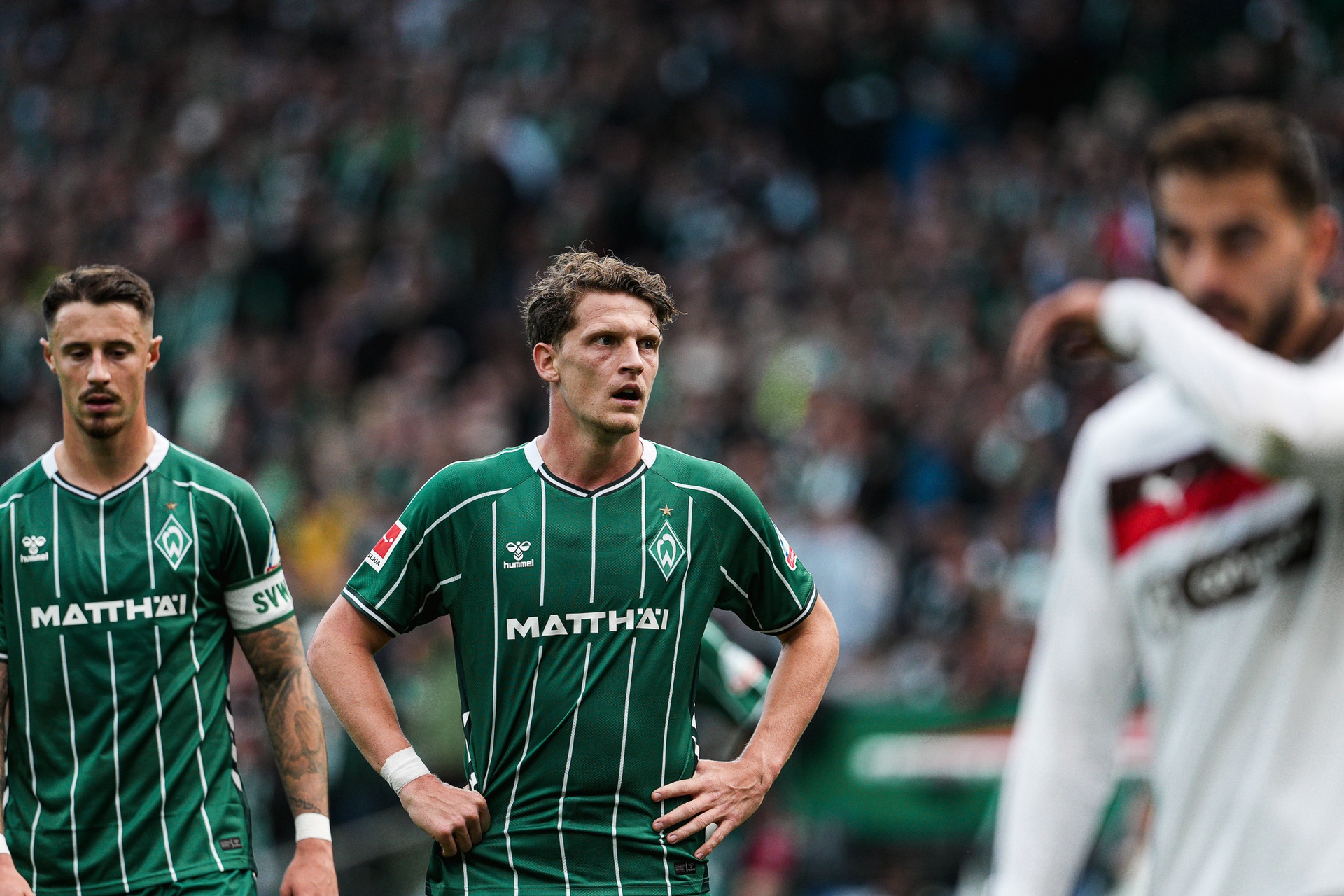 Stage steht mit verschränkten Armen im Spiel gegen St. Pauli