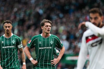 Stage steht mit verschränkten Armen im Spiel gegen St. Pauli
